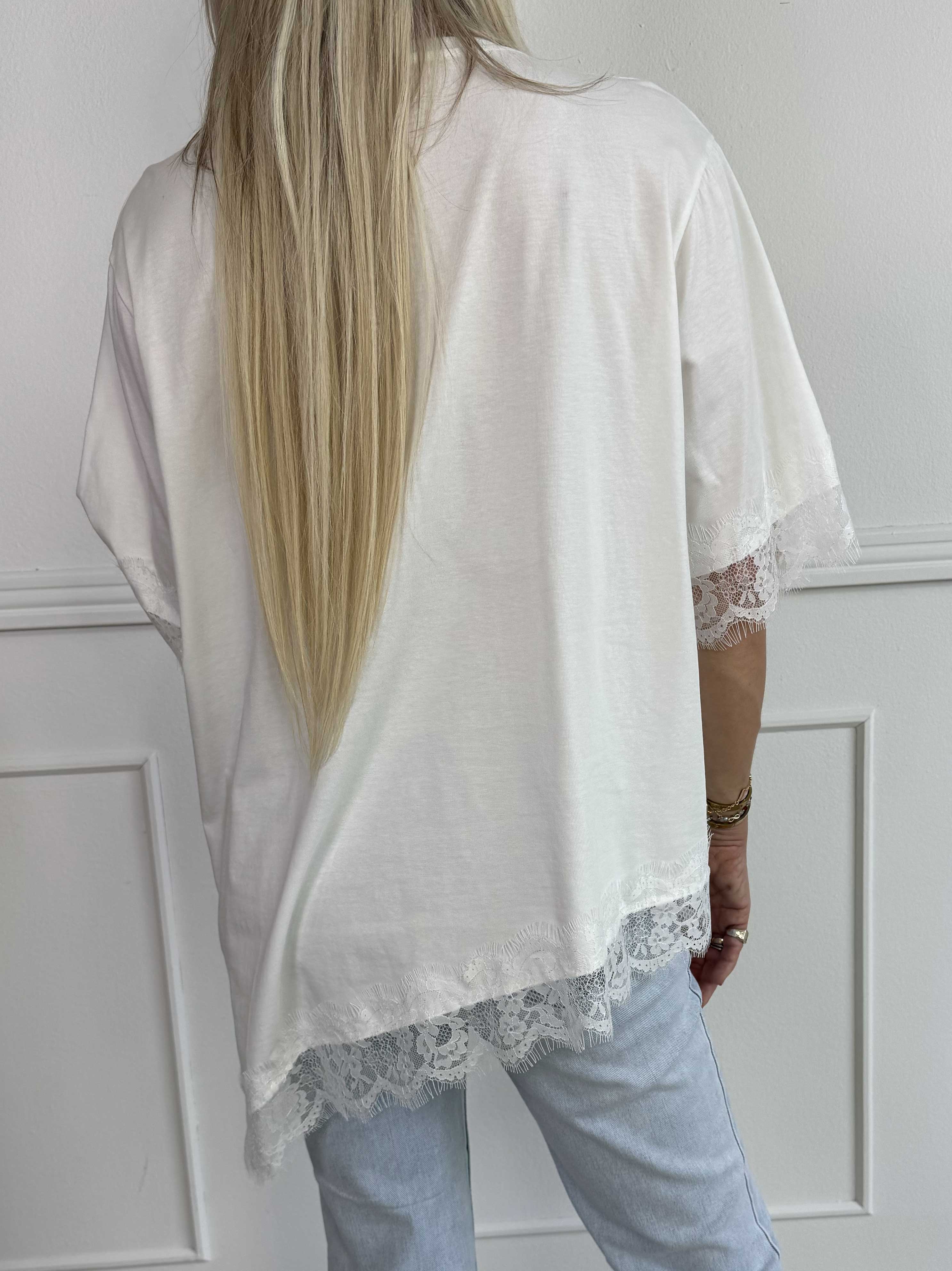 Nitza - T-shirt i blød bomuld med skråtskåret bund og elegante blondekanter